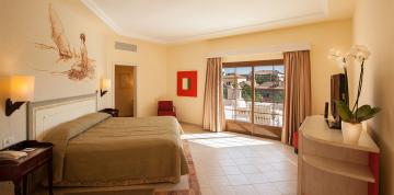 	Blick auf das Meer vom Schlafzimmer der Royal Suite des Lopesan Villa del Conde Resort & Thalasso Hotel aus. 	