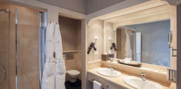 	Baño y ducha de la Senior Suite del hotel Lopesan Villa del Conde Resort & Thalasso 	
