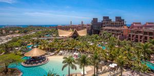 	Foto aérea de la piscina con arena del hotel Lopesan Baobab Resort	