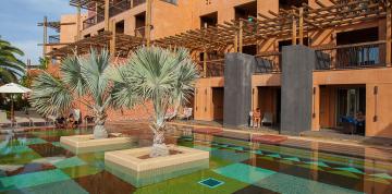 	Piscina palmera y habitaciones doble familiar piscina del hotel Lopesan Baobab Resort	