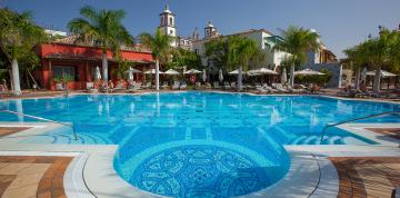 	Ruhiger Swimmingpool mit Blick auf das Hotel Lopesan Villa del Conde Resort & Thalasso	