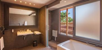 	Interior side view of the bathroom of the Double Standard Adapted room at the Lopesan Baobab	