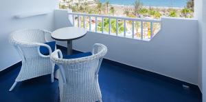 Terraza de la habitación doble deluxe vista del Corallium Beach by Lopesan Hotels