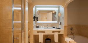 Bathroom of the standard double room of the Lopesan Villa del Conde hotel
