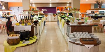 	Estaciones de comida en el interior del buffet del IFA Altamarena Hotel	