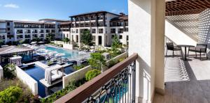 terraza-habitacion-adults-only-corner-junior-suite-pool-lopesan-costa-bavaro-resort-spa-casino-punta-cana