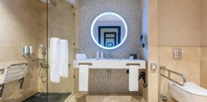 deluxe-adapted-room-bathroom-lopesan-costa-meloneras-resort-spa-gran-canaria