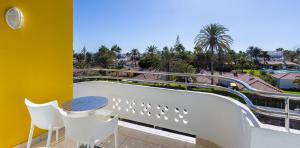 terraza-habitacion-doble-estandar-vista-hotel-abora-catarina-by-lopesan-playa-del-ingles-gran-canaria	