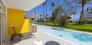 terraza-habitacion-double-family-pool-hotel-abora-catarina-by-lopesan-hotels-playa-del-ingles-gran-canaria	