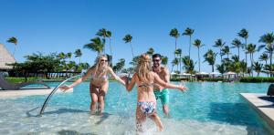 familia-piscina-principal-lopesan-costa-bavaro-resort-spa-casino-punta-cana-republica-dominicana	