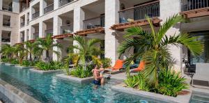 young-couple-pool-junior-suite-swim-up-lopesan-costa-bavaro-resort-spa-casino-punta-cana-dominican-republic	