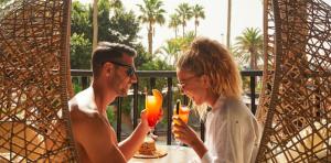 couple-drinking-cocktails-unique-solarium-corallium-dunamar-by-lopesan-hotels-playa-del-ingles-gran-canaria	