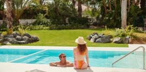 pareja-disfrutando-doble-deluxe-pool-abora-catarina-by-lopesan-hotels-playa-del-ingles-gran-canaria	