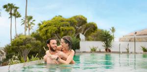 pareja-piscina-adults-only-abora-interclub-atlantic-by-lopesan-hotels-san-agustin-gran-canaria