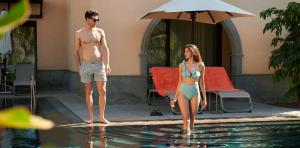 pareja-premium-pool-lopesan-costa-meloneras-resort-spa-gran-canaria	