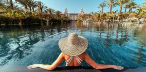 mujer-infinity-pool-lopesan-costa-meloneras-resort-spa-gran-canaria	
