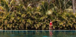 frau-palmen-infinity-pool-lopesan-costa-meloneras-resort-spa-gran-canaria	