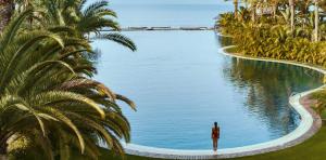 vista-general-mujer-infinity-pool-lopesan-costa-meloneras-resort-spa-gran-canaria	