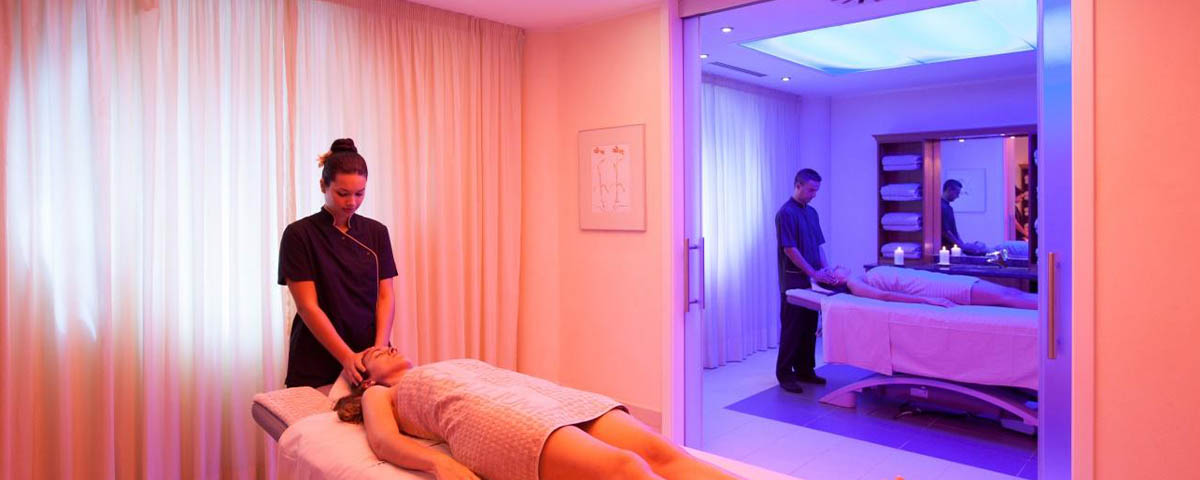 The Delux Corallium Spa for two includes a circuit