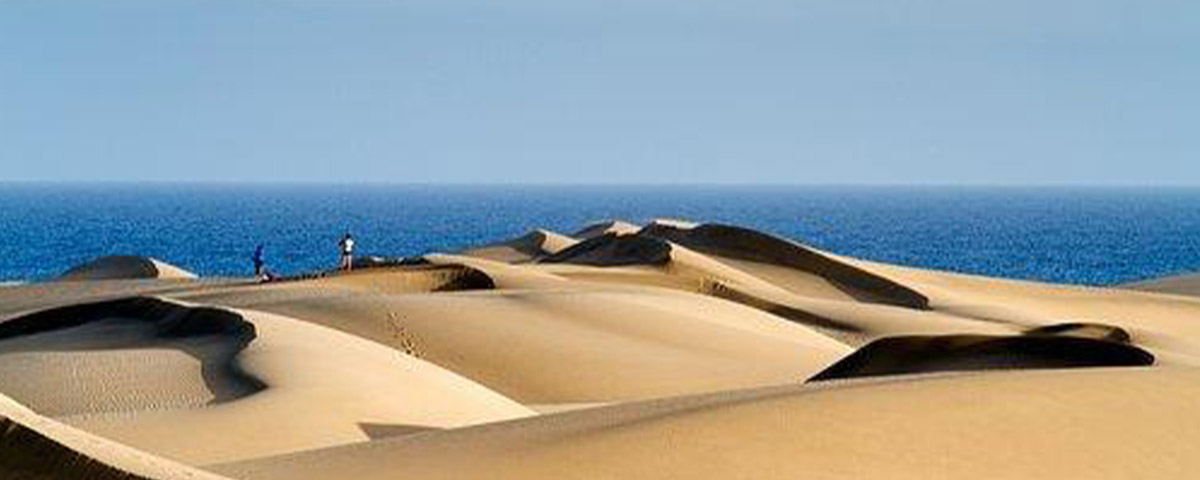 Dünen von Maspalomas aus erstreckt sich ein weiterer großer Strand mit feinem und klarem Sand