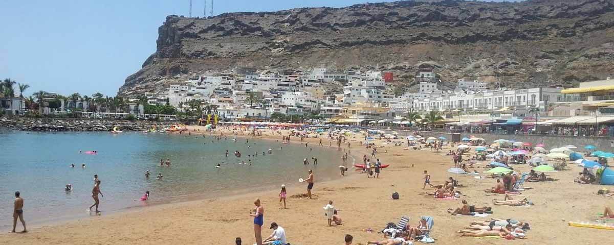 It is approximately twenty minutes away by car from Las Palmas