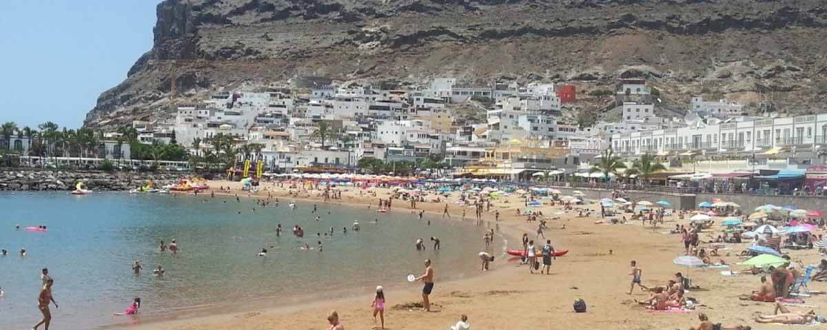 Einer der besten Strände Gran Canarias, um entspannt die Sonne 