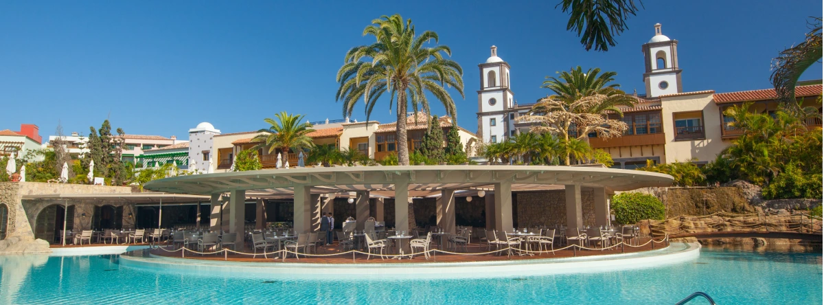 diferencia hay entre un hotel y un resort