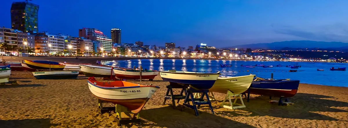 donde viajar con amigos españa playa de las canteras