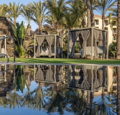 what difference is there between a hotel and a resort