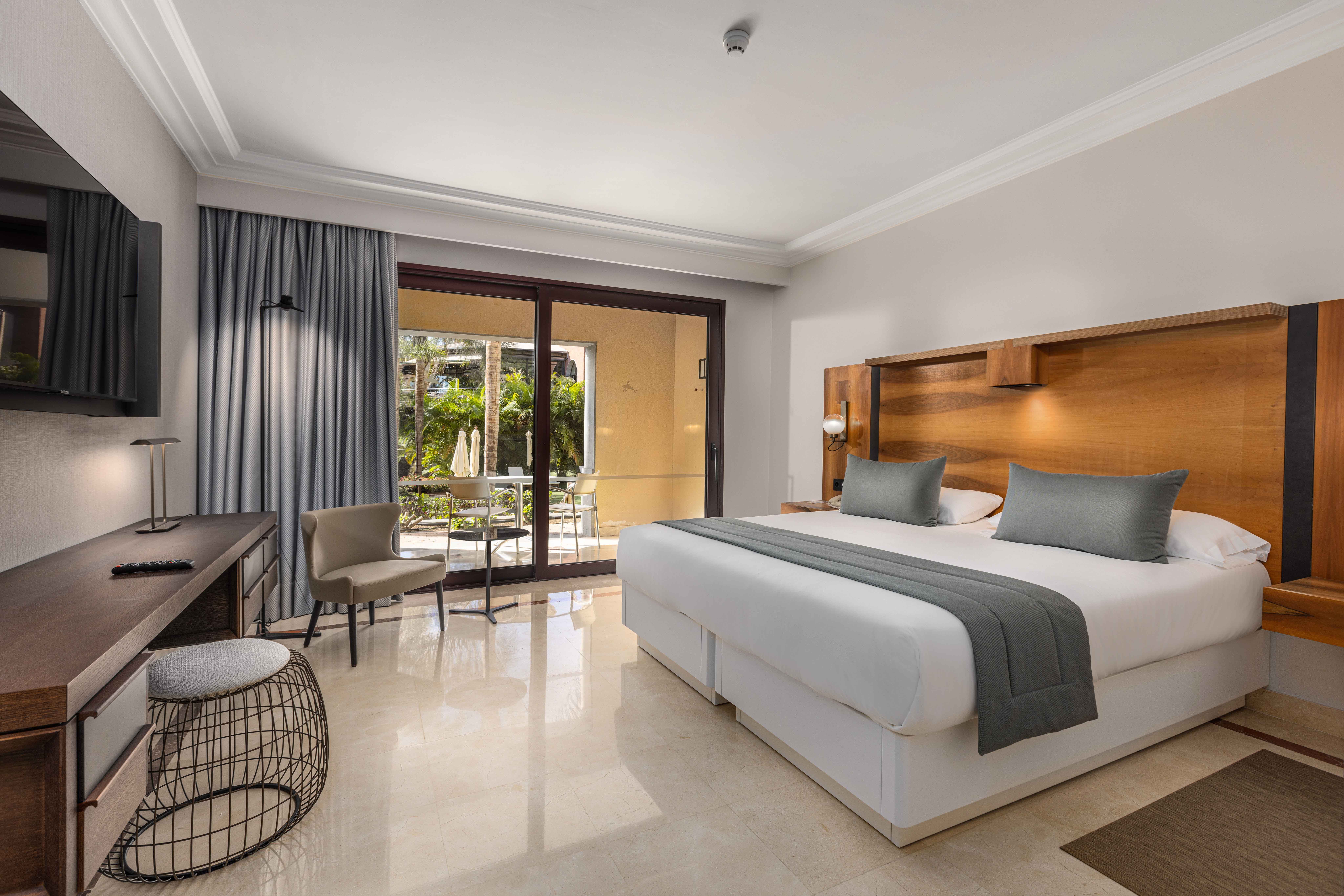 habitación deluxe adaptada lopesan costa meloneras resort & spa