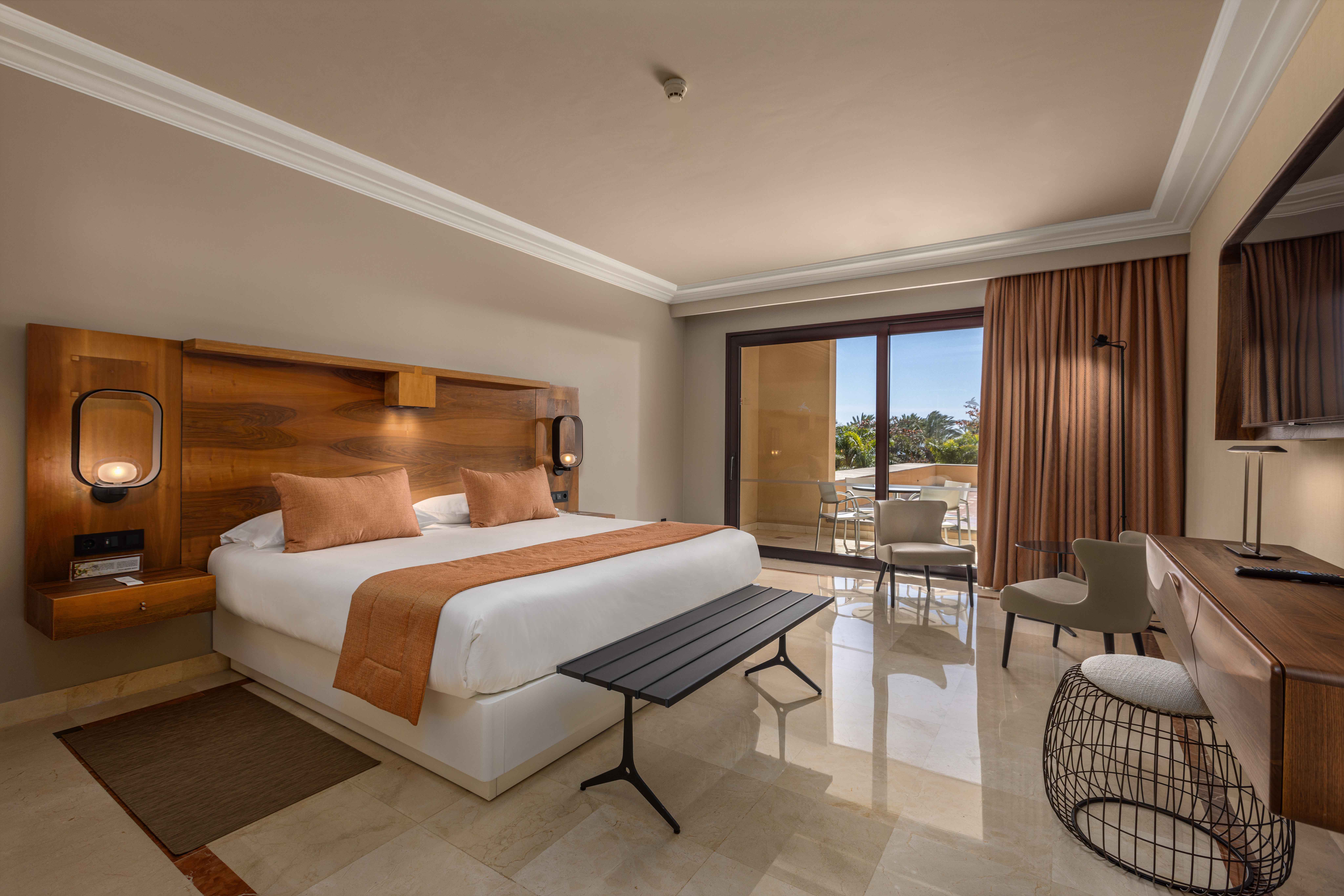 bed lopesan costa meloneras resort & spa master suite