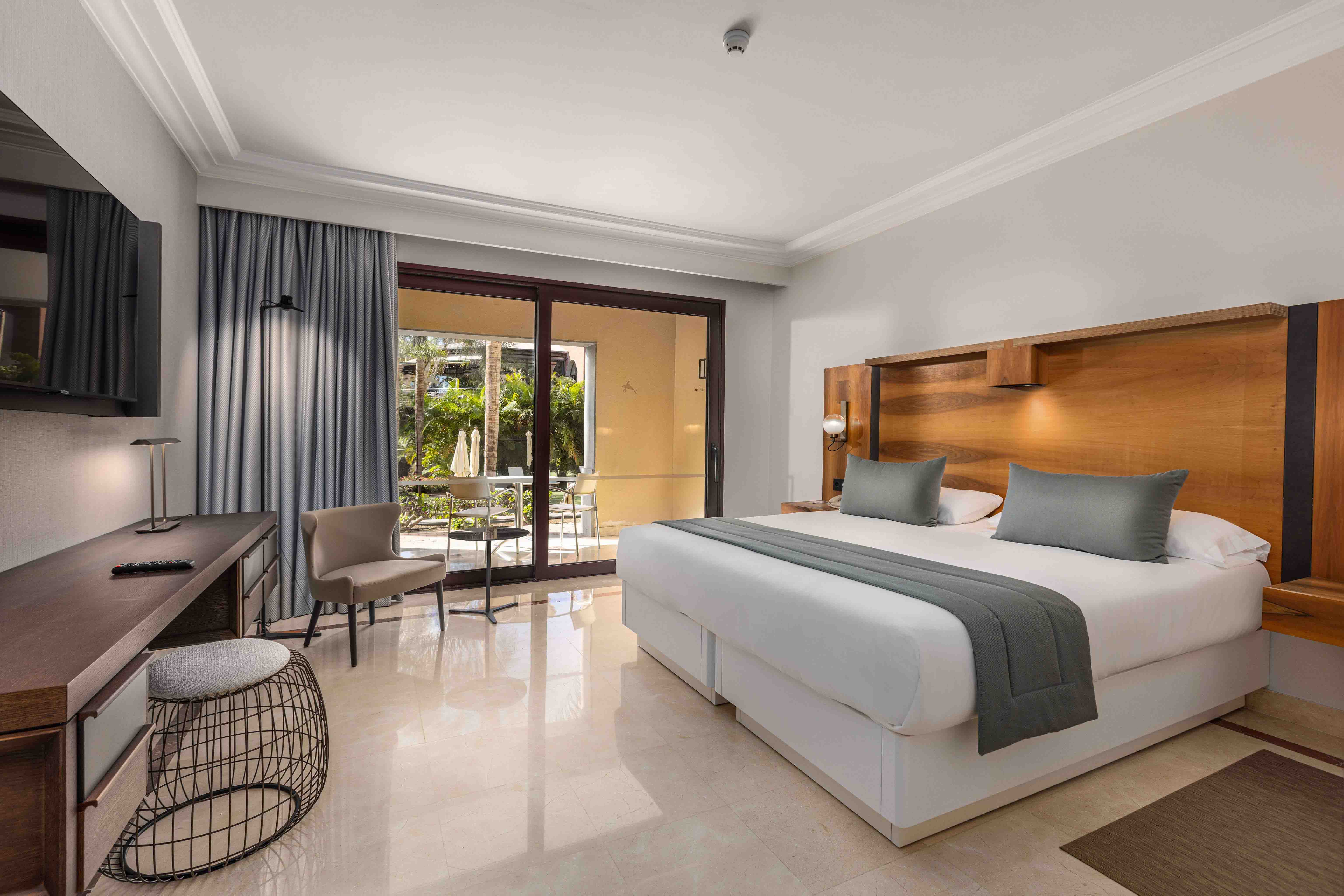 cama habitación deluxe adaptada lopesan costa meloneras resort & spa