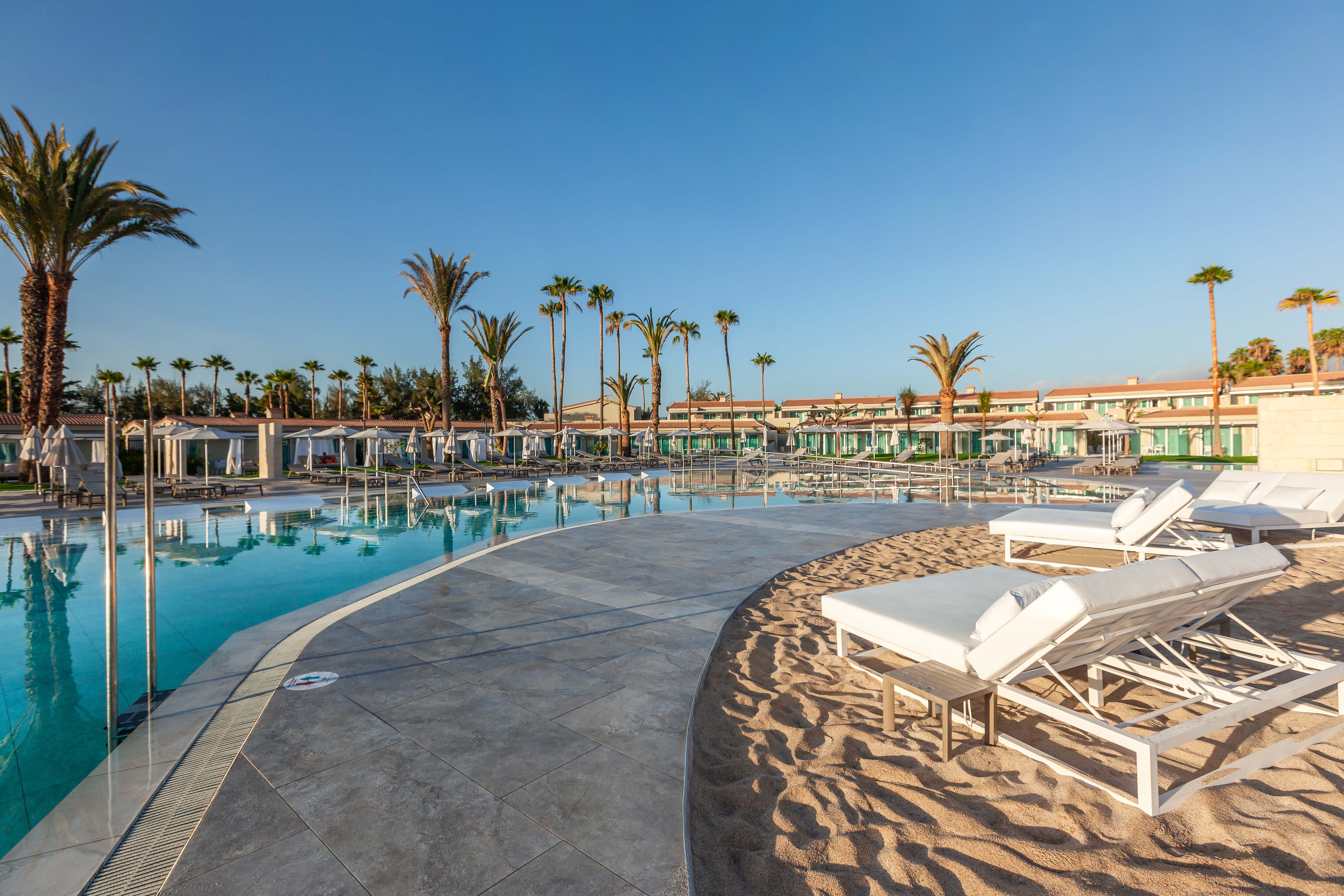 outdoor swimming pool hotel kumara serenoa
