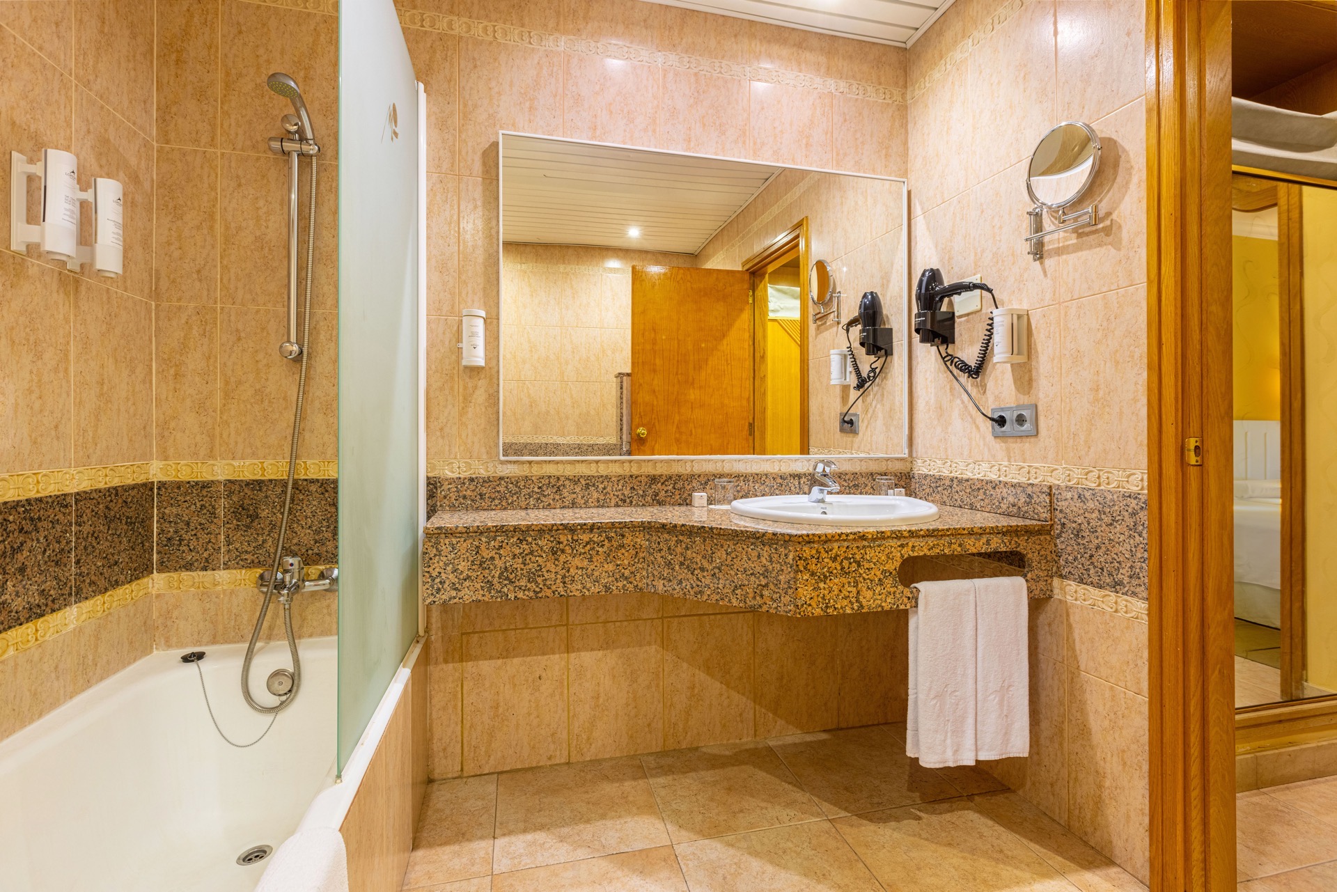 baño habitación doble familiar ifa altamarena hotel