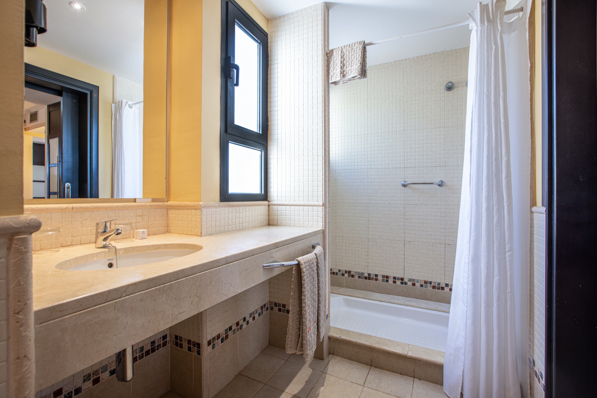 fotos baño bungalows superior 2 dormitorios ifa villas altamarena