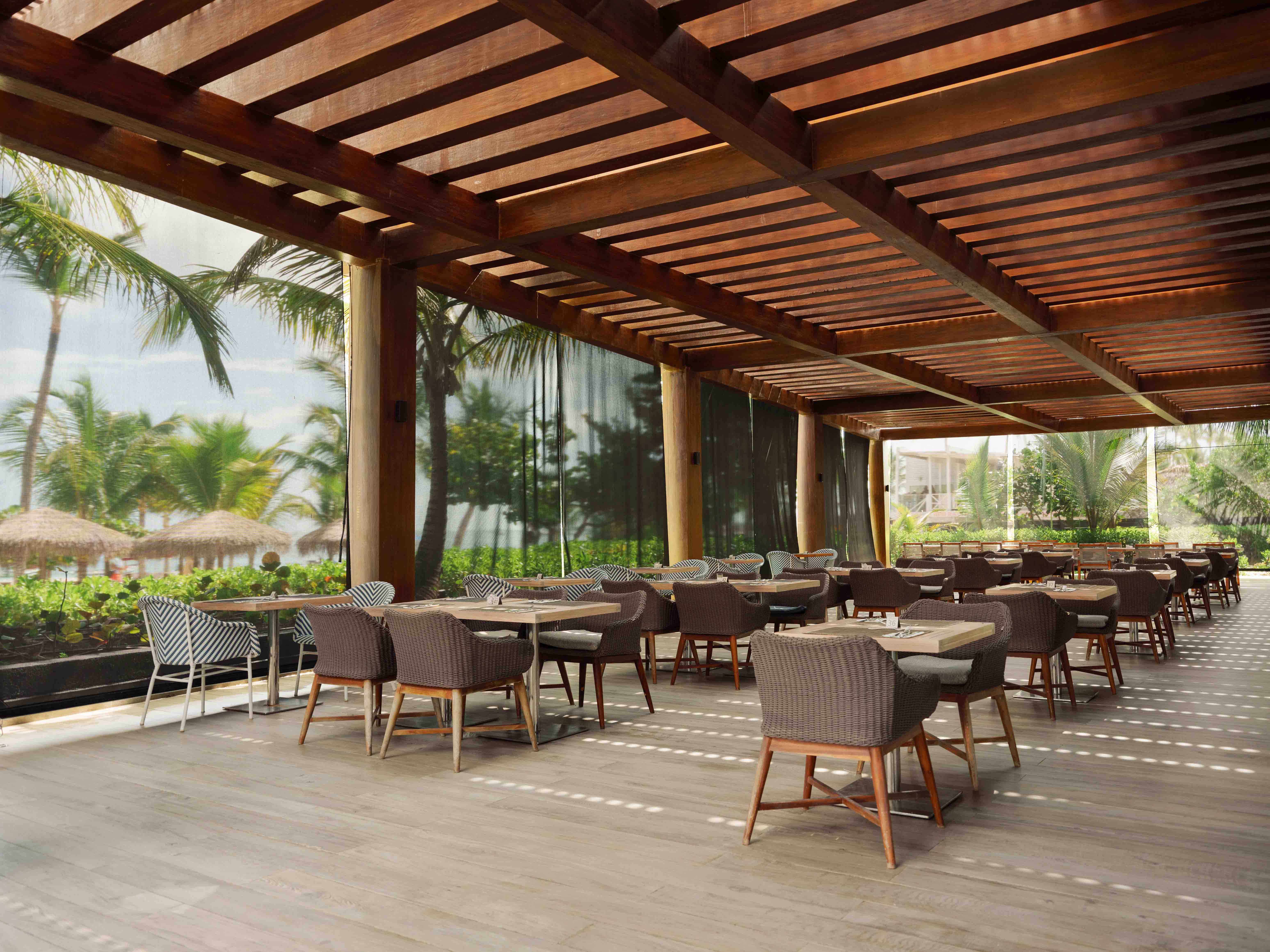 goldfish beach poolbar lopesan costa bávaro resort spa & casino