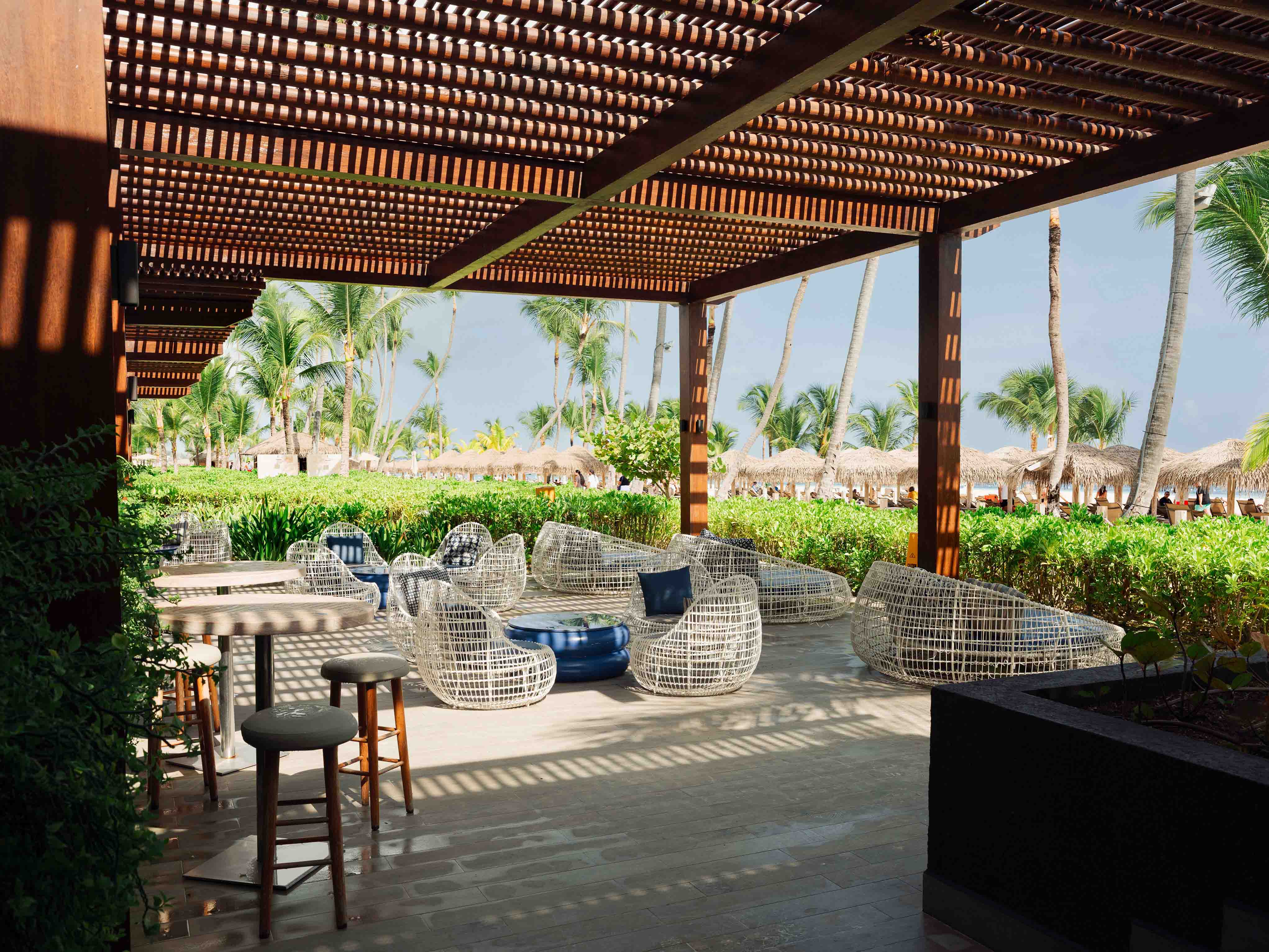terraza goldfish beach bar piscina lopesan costa bávaro resort spa & casino