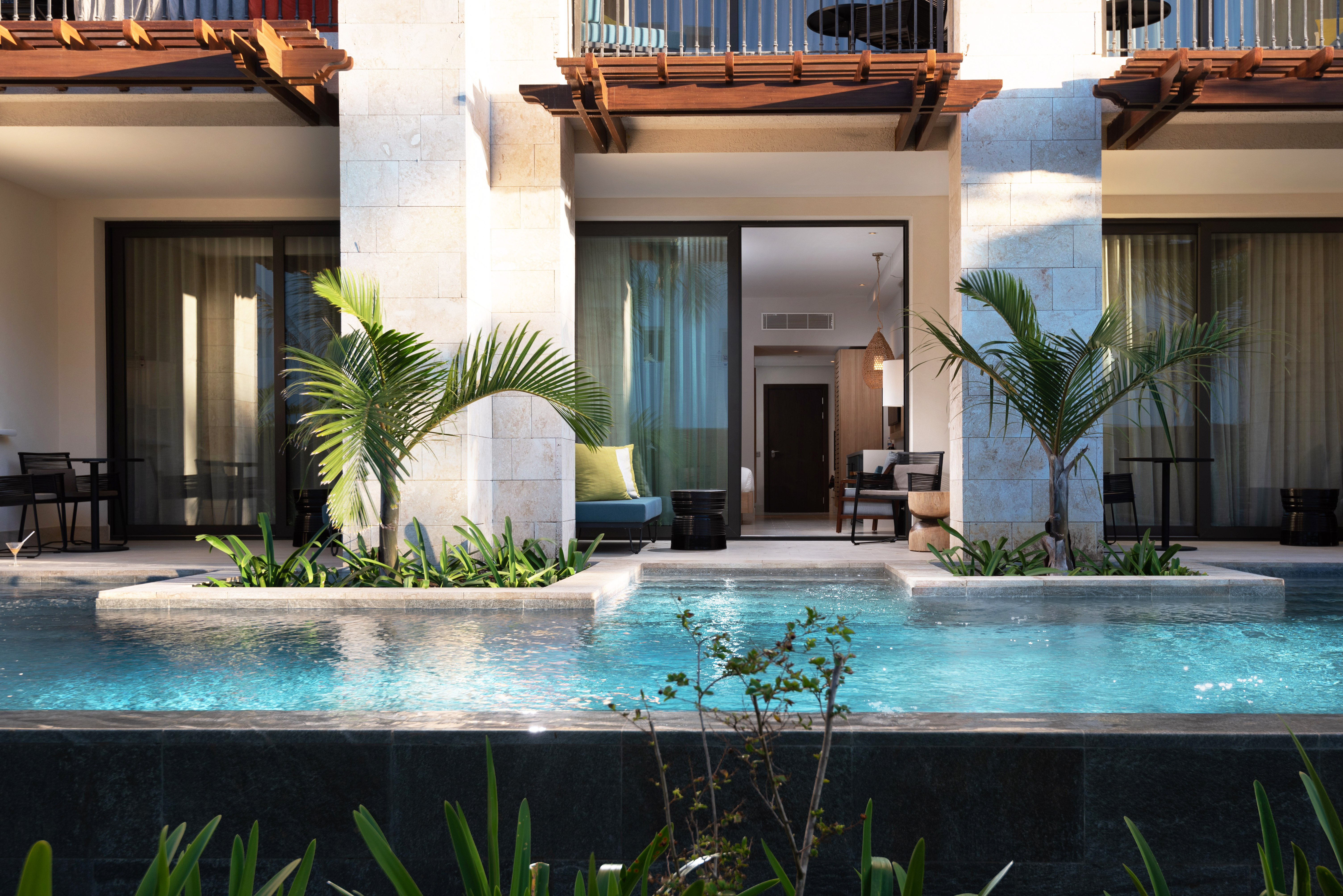 fotos terraza habitaciones lopesan costa bavaro resort queen swim up junior suite