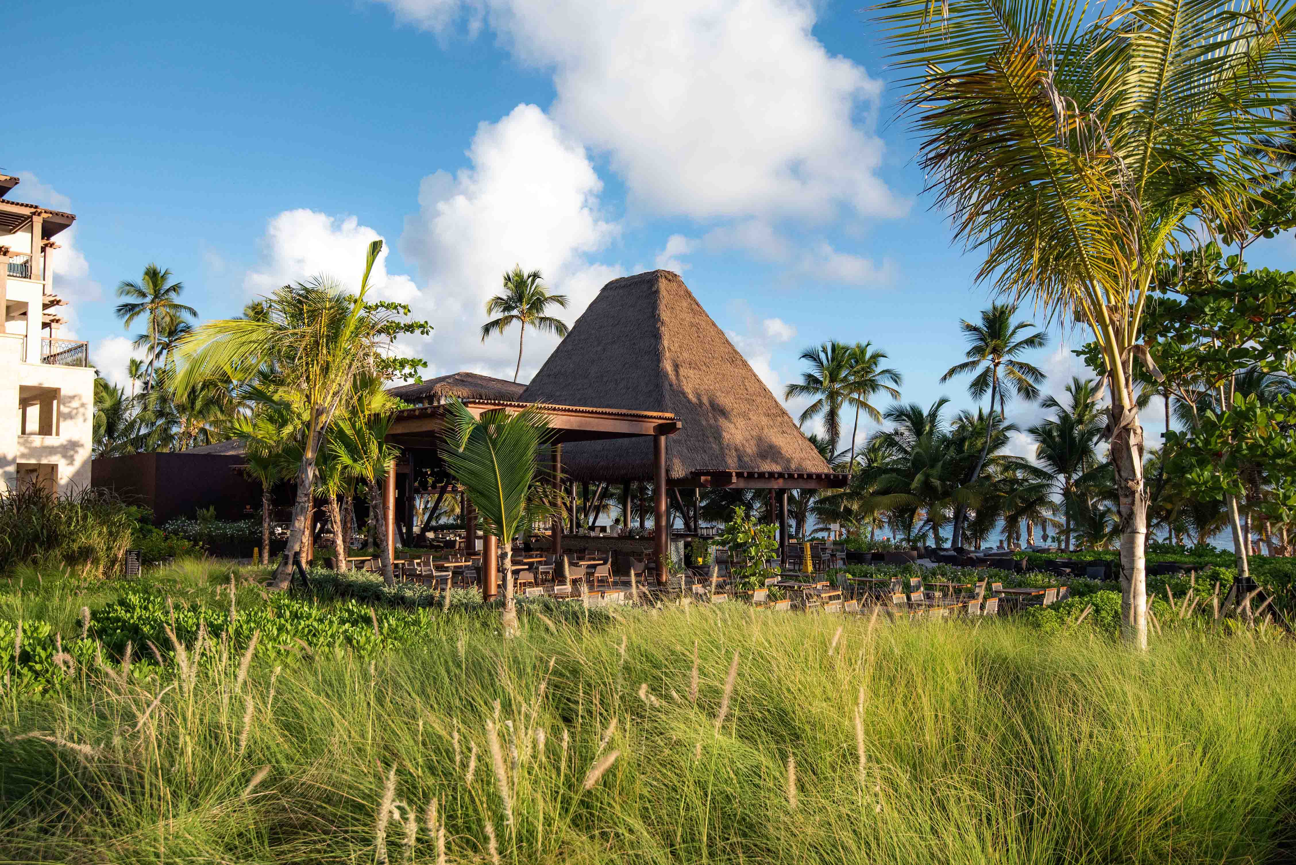 unique beach poolbar lopesan costa bávaro resort spa & casino