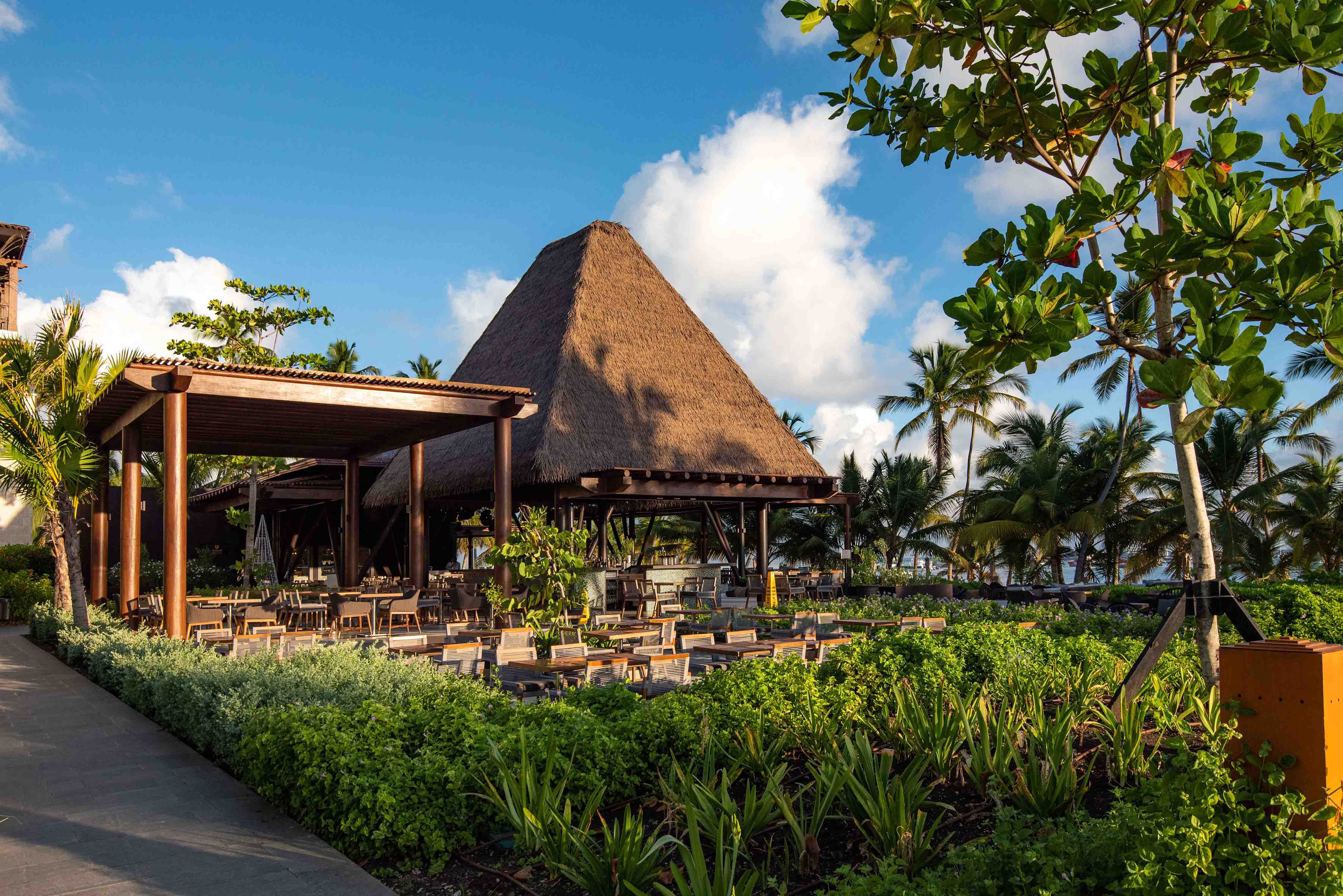 poolbar lopesan costa bávaro resort spa & casino unique beach