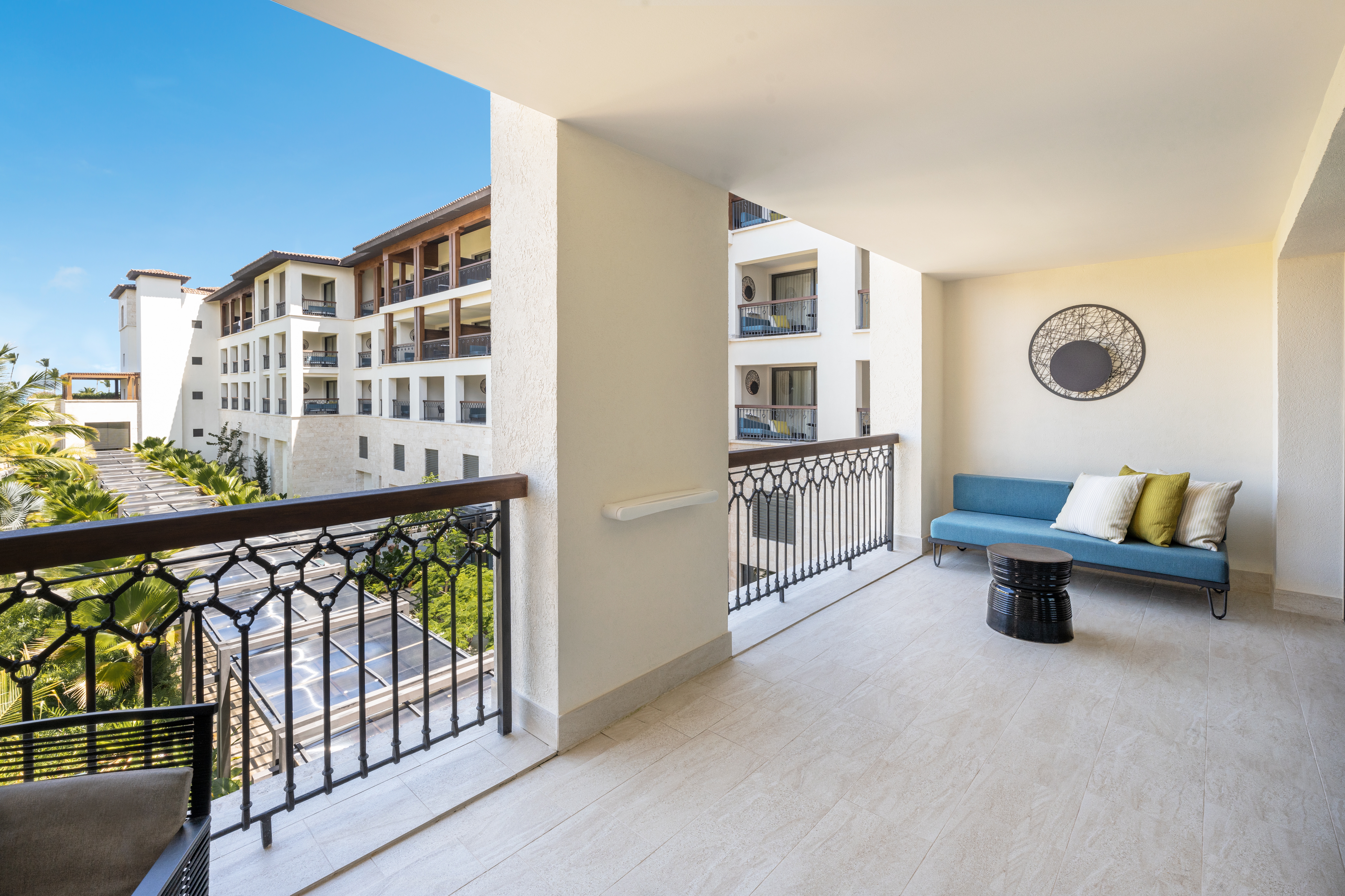 fotos terraza habitaciones lopesan costa bavaro unique suite tropical