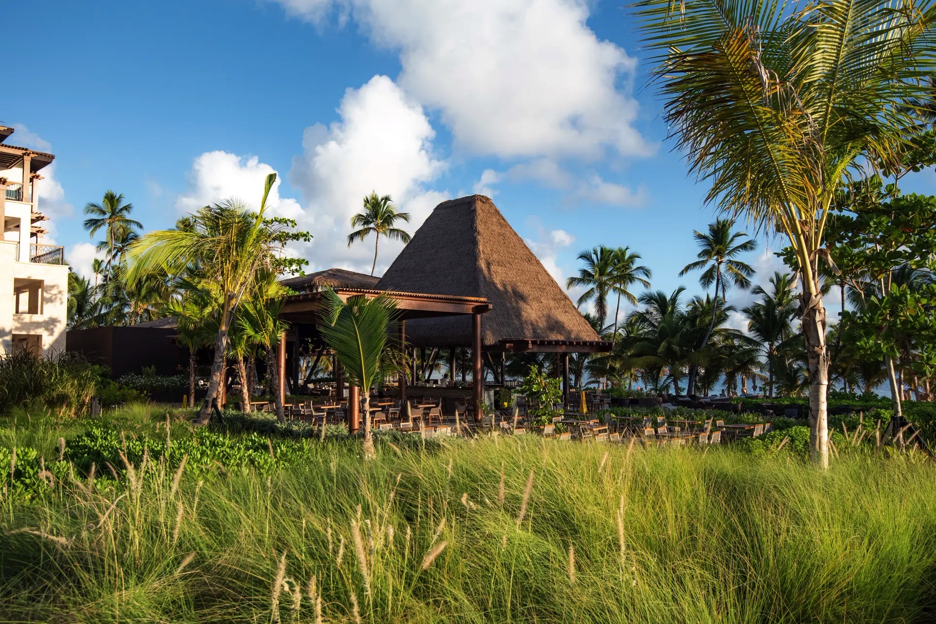 unique beach bar piscina lopesan costa bávaro resort spa & casino