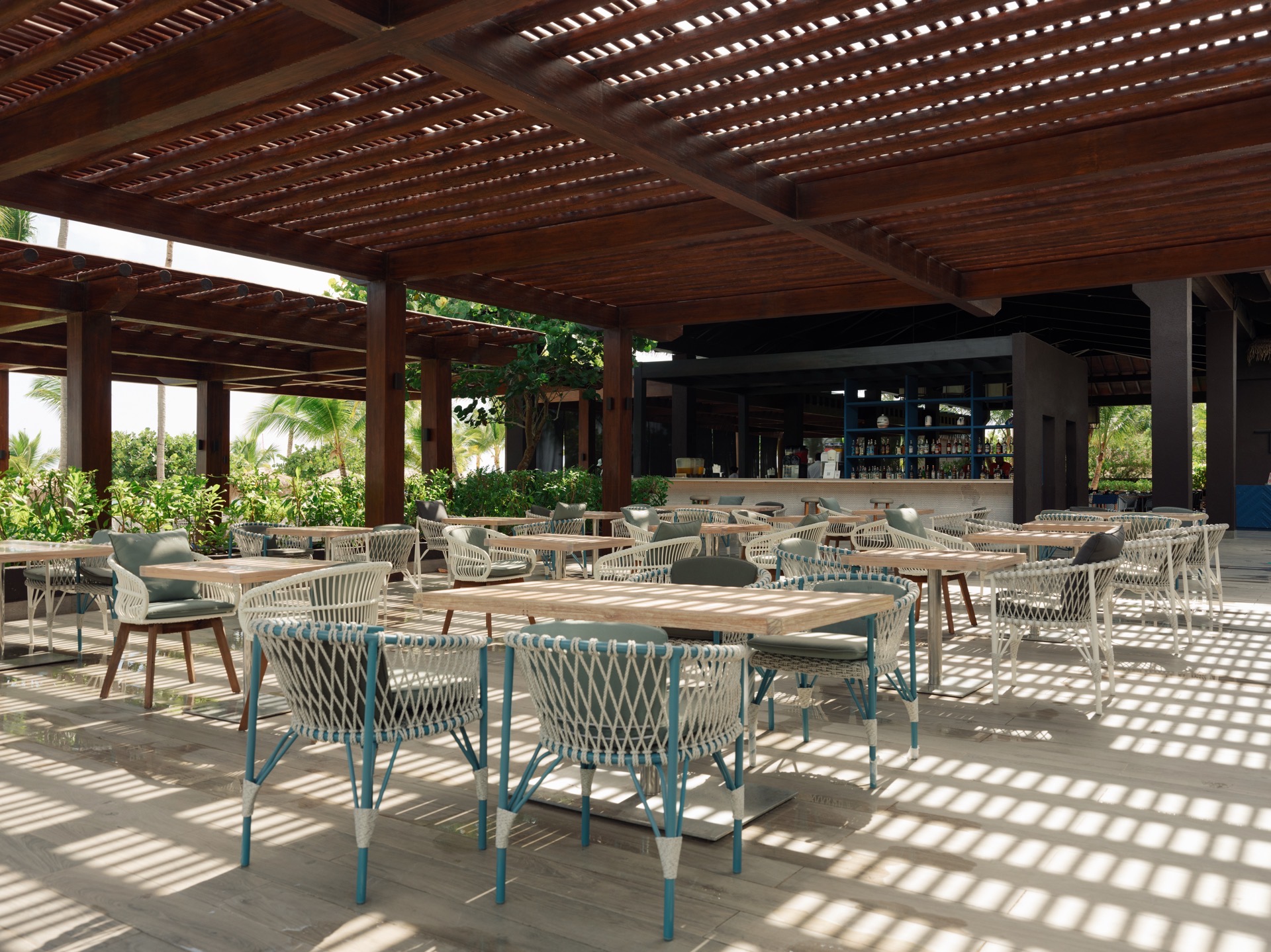 pool bar lopesan costa bávaro resort spa & casino goldfish beach