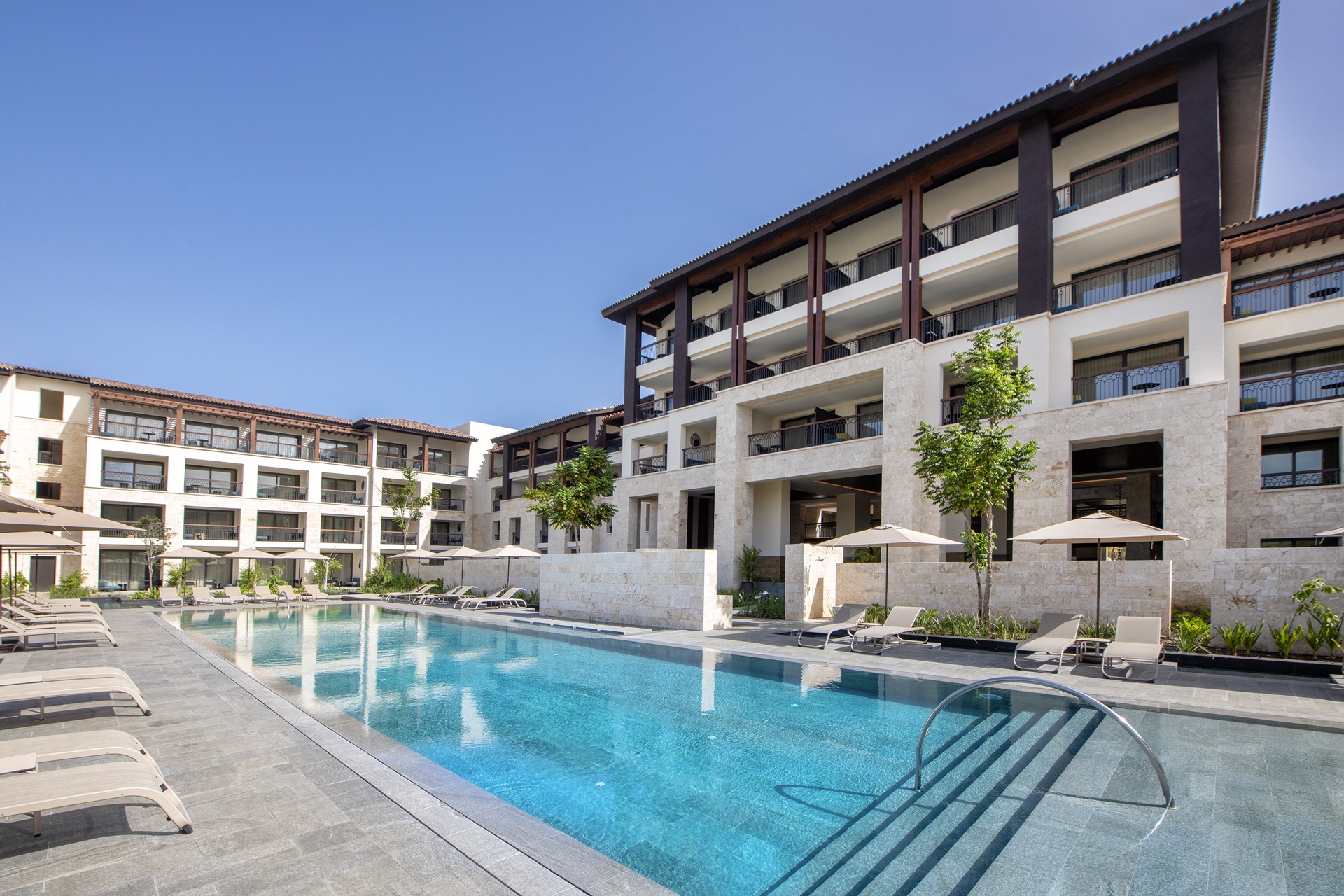 außenbereich erwachsenenpool lopesan costa bávaro spa & casino