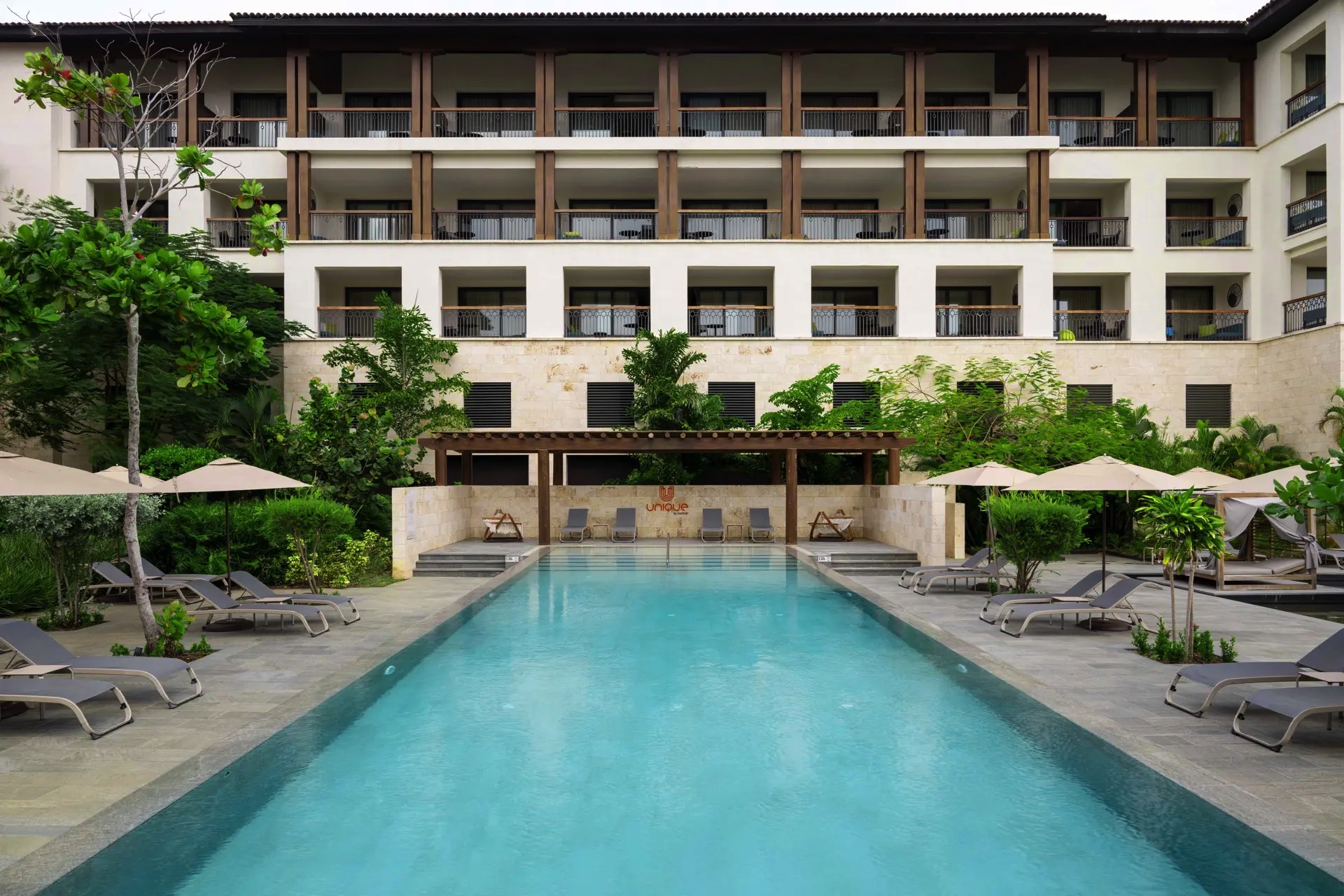 unique-pool lopesan costa bávaro spa & casino