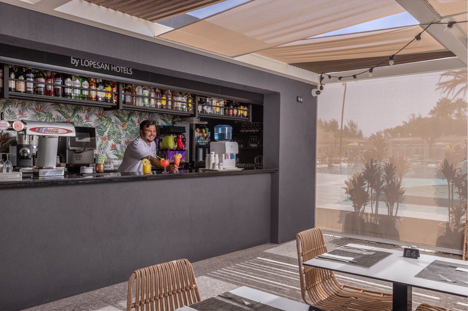 ola bar piscina hotel kumara serenoa