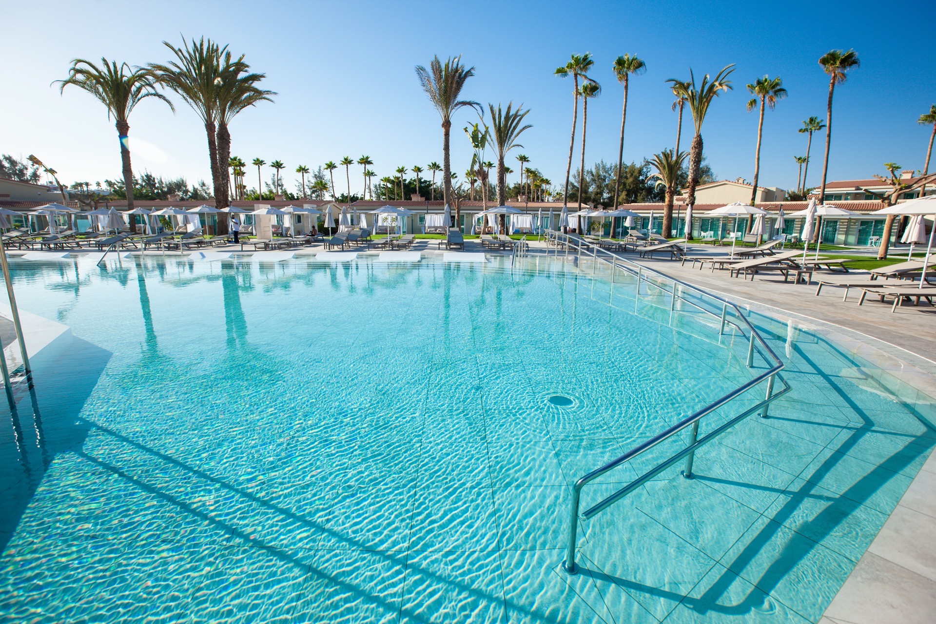 hauptpoolbereich kumara serenoa by lopesan hotels