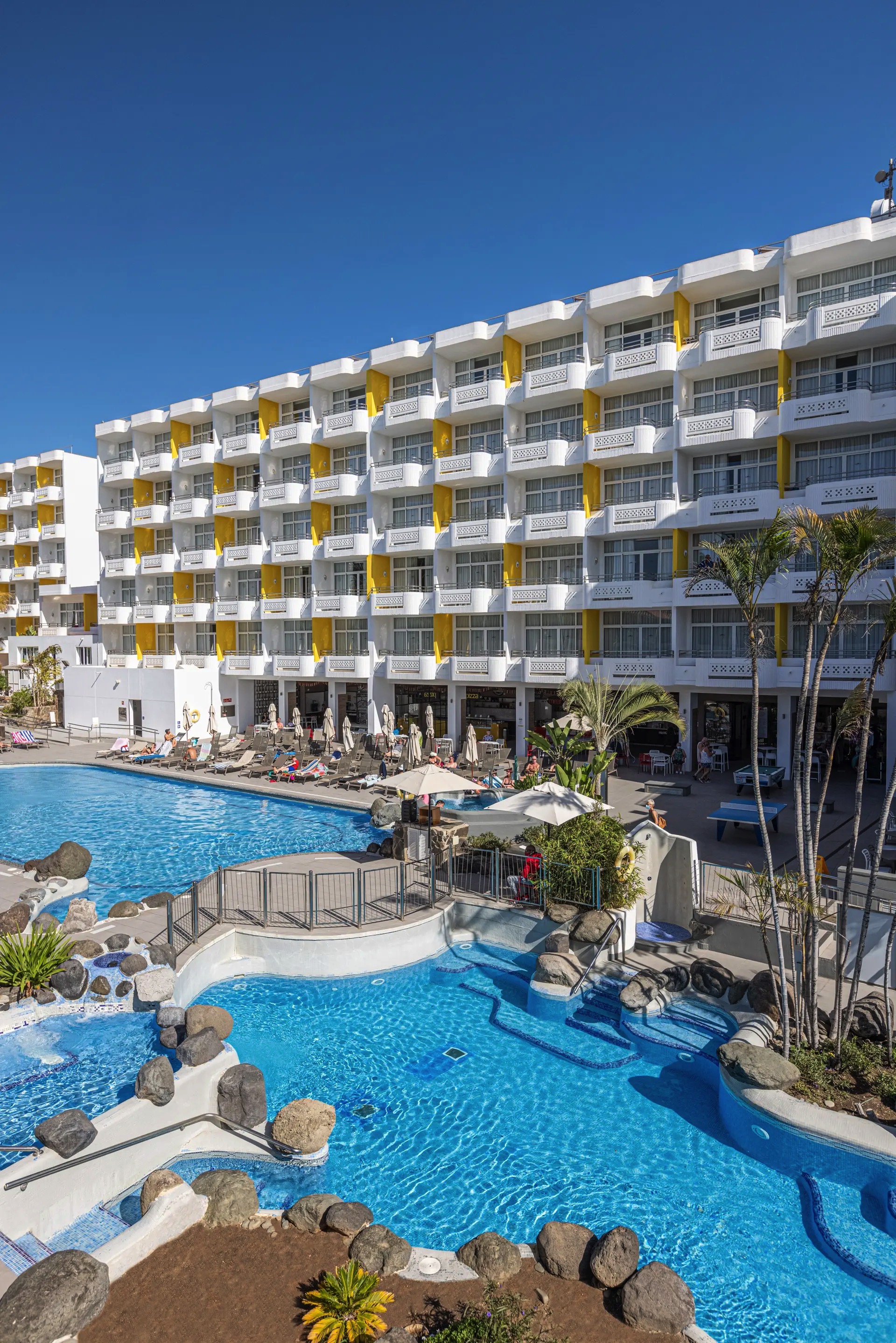 hauptpoolbereich abora catarina by lopesan hotels