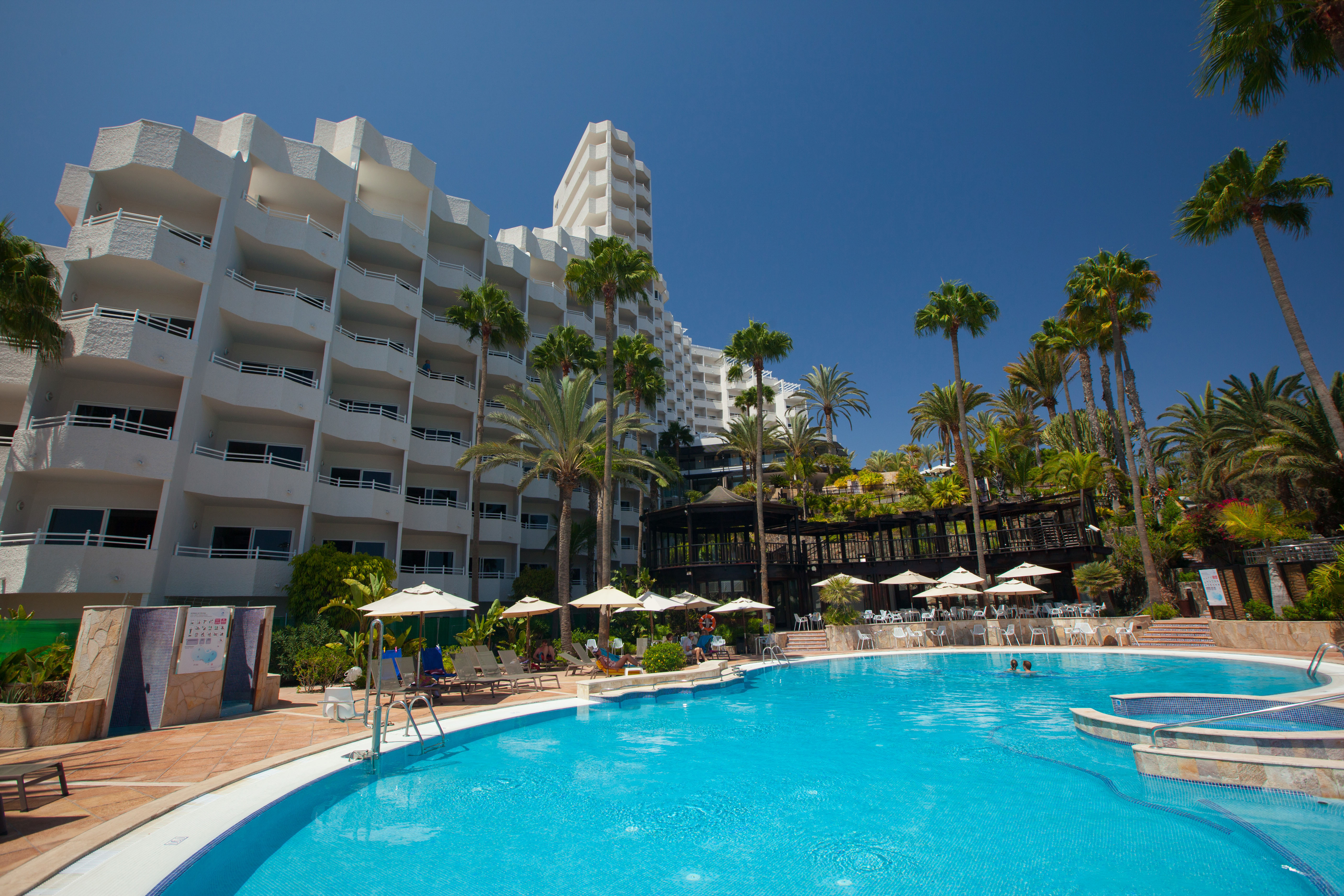 zona piscina corallium dunamar by lopesan hotels