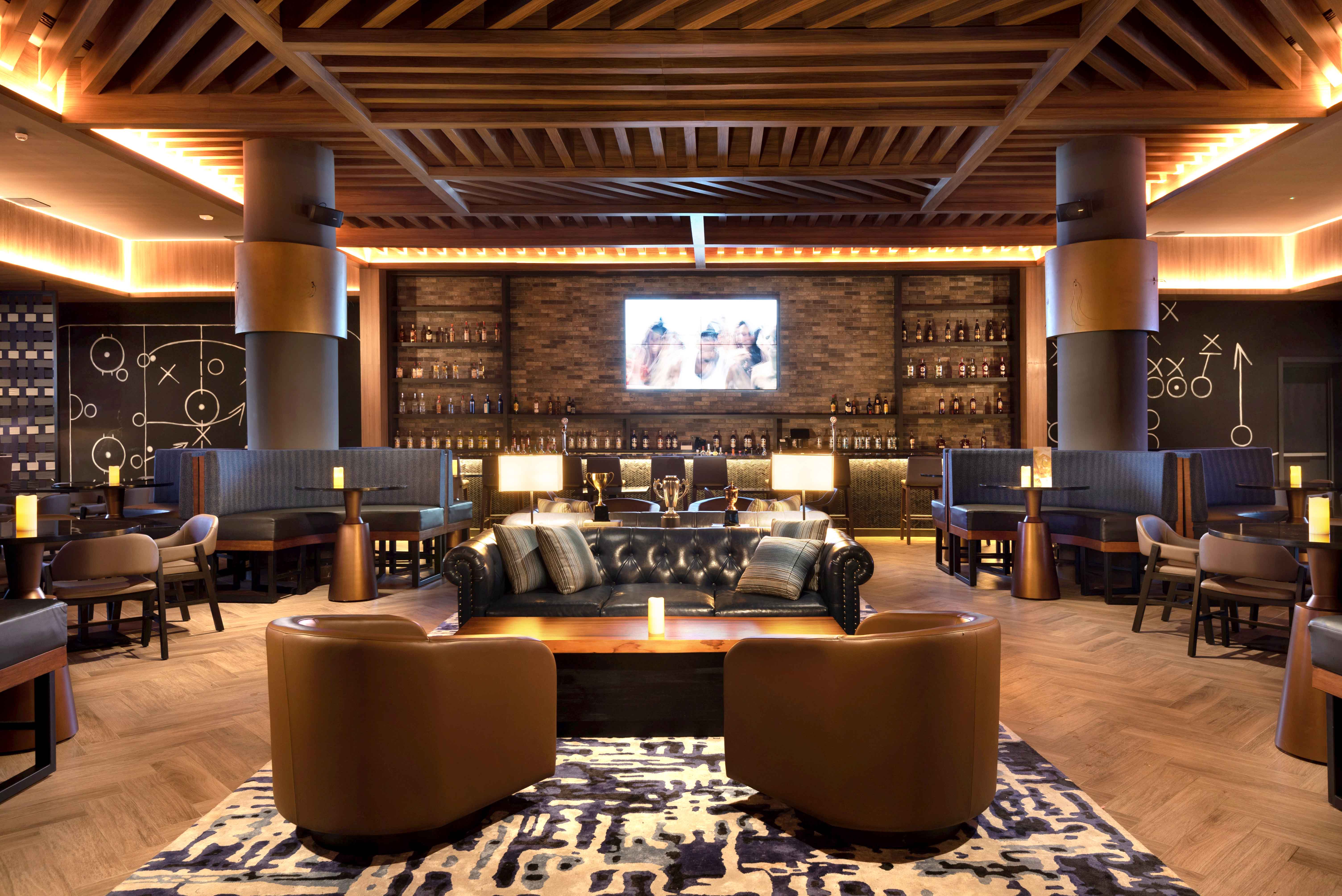Sports Bar con pantallas y ambiente deportivo en Lopesan Splash Cove
